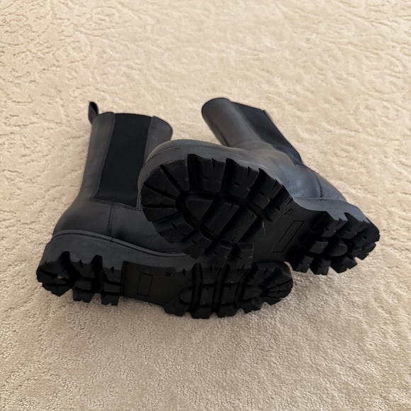 Banana Republic - Hudson Tall Leather Chelsea Boot - Picture 5 of 7